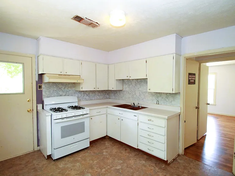 808 Emery St — Photo 10