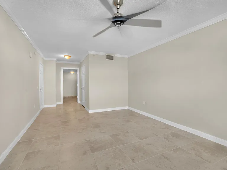Royal Palm Apartments — Photo 44