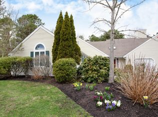 8 Kettle Ln, Mashpee, MA 02649