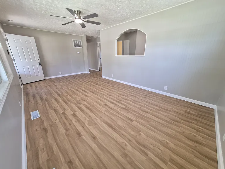 464 Carol Dr — Photo 5