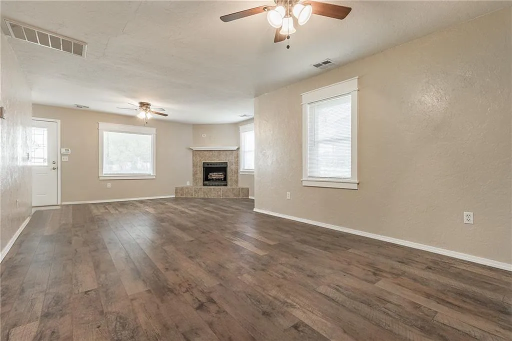 3 bed, 1104 sqft, $1,350 — Photo 2