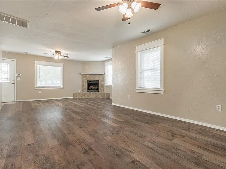 9904 SE 43rd St — Photo 2