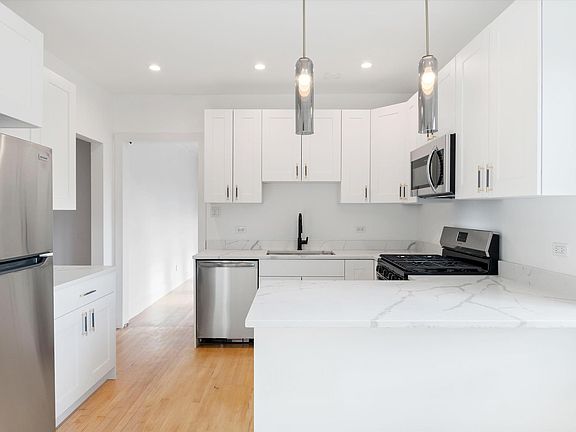 3rd image of 2318 N Sacramento Ave APT 1