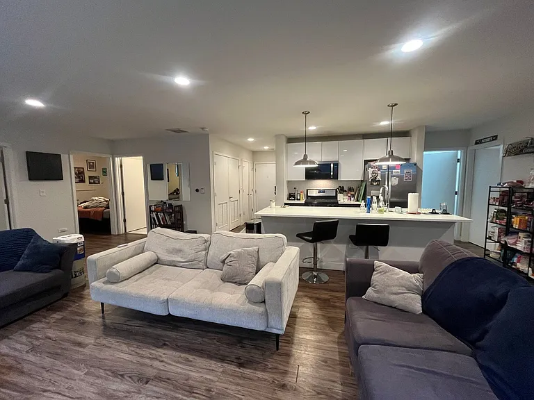 1045 W Cornelia — Photo 39