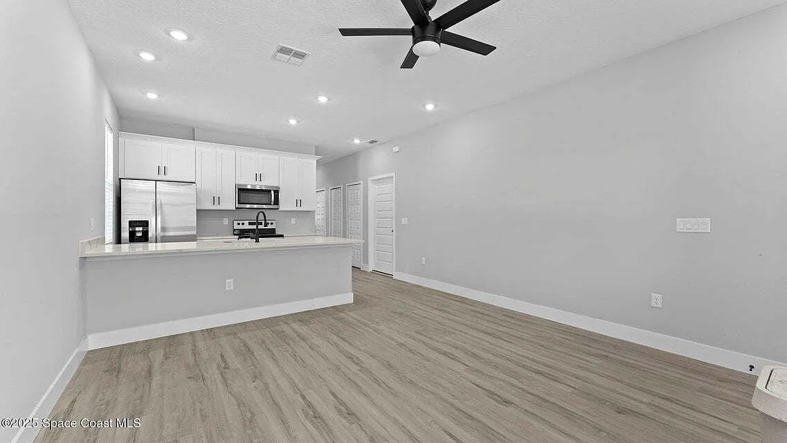 3 bed, 2.0 bath, 1137 sqft, $1,900 — Photo 4