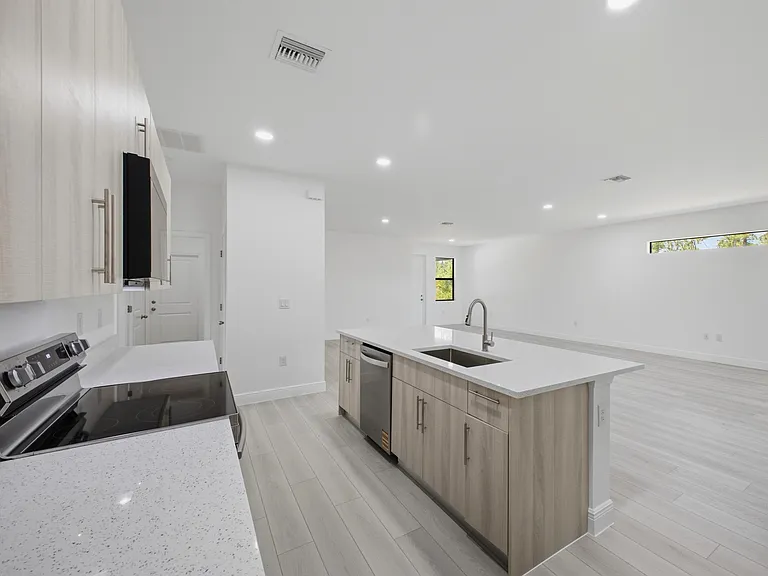 8010 Sandalwood Ln — Photo 4