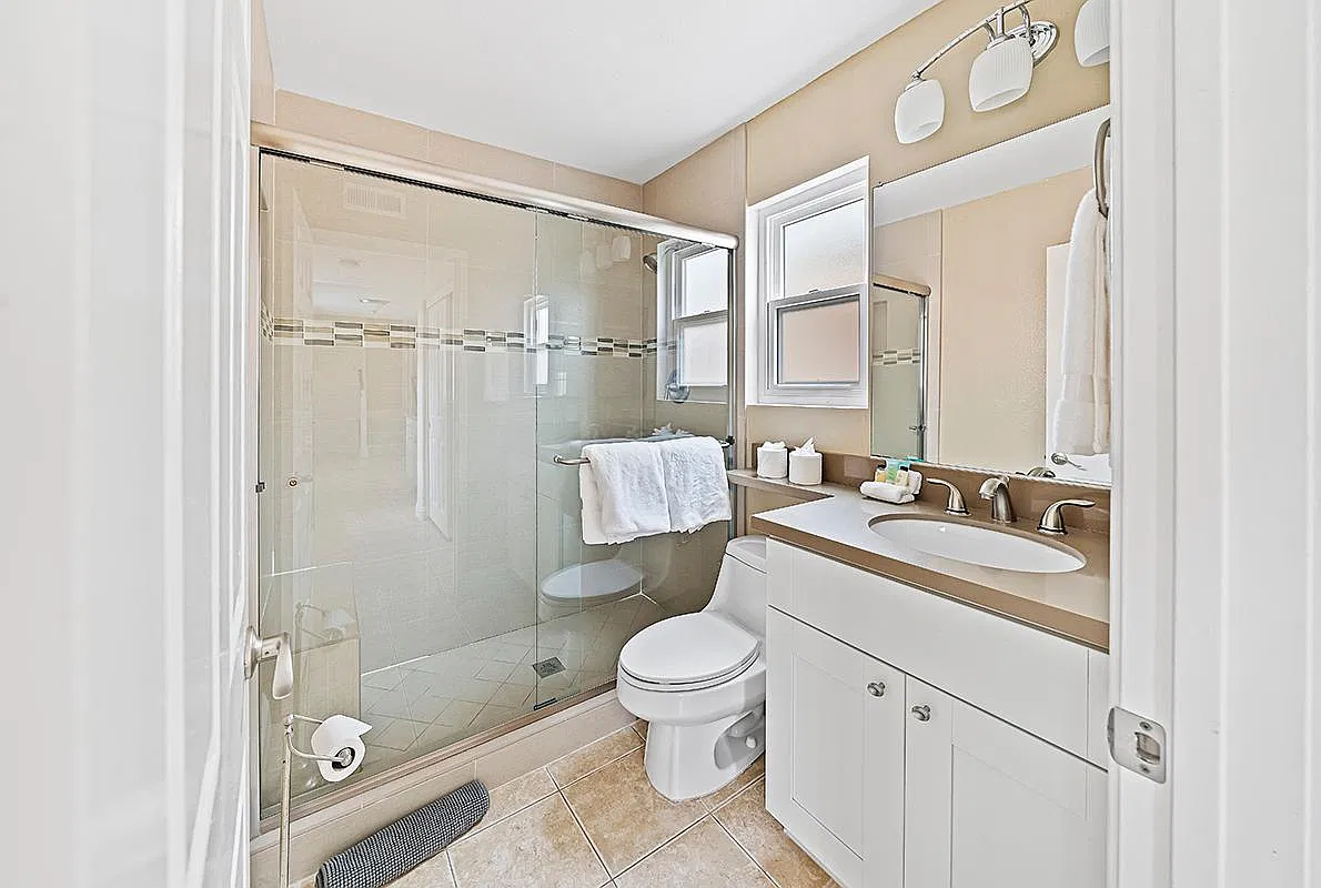 4 bed, 3.5 bath, 2550 sqft, $9,500 — Photo 4