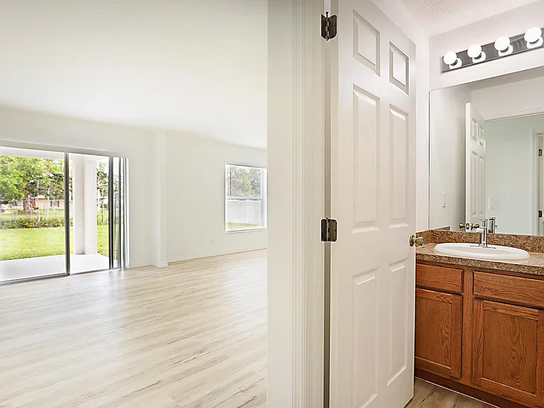 617 SE Karrigan Ter — Photo 21