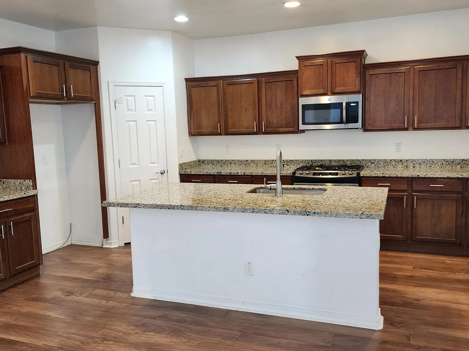 3 bed, 2.5 bath, $2,200 — Photo 2