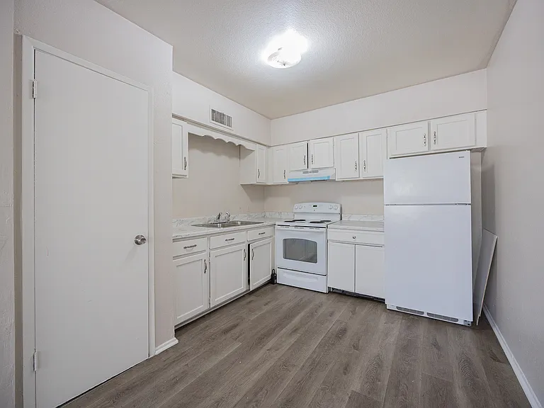 2350 E Broadway Rd — Photo 5