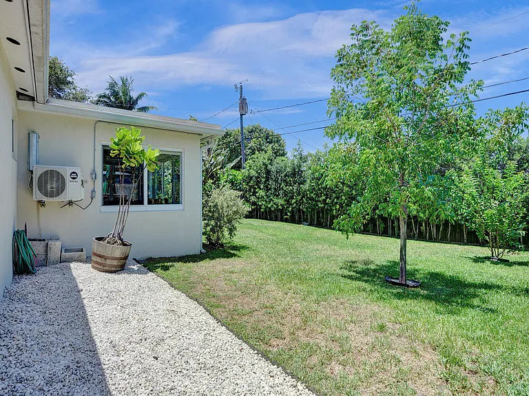1041 SW 32nd St — Photo 40