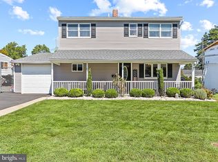 10 Apricot Ln, Levittown, PA 19055
