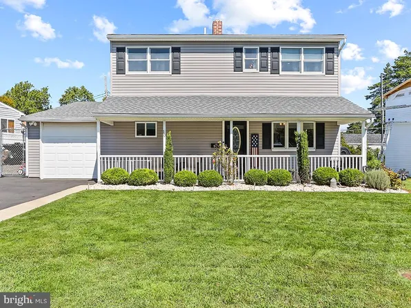 10 Apricot Ln, Levittown, PA 19055