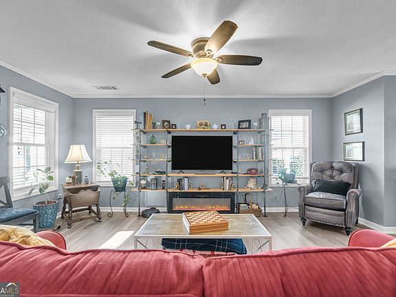 3rd image of 748 W Vincent Dr