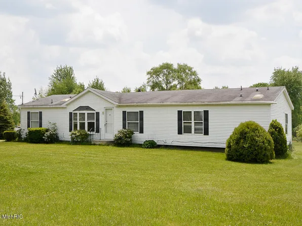 68263 County Road 376, Hartford, MI 49057