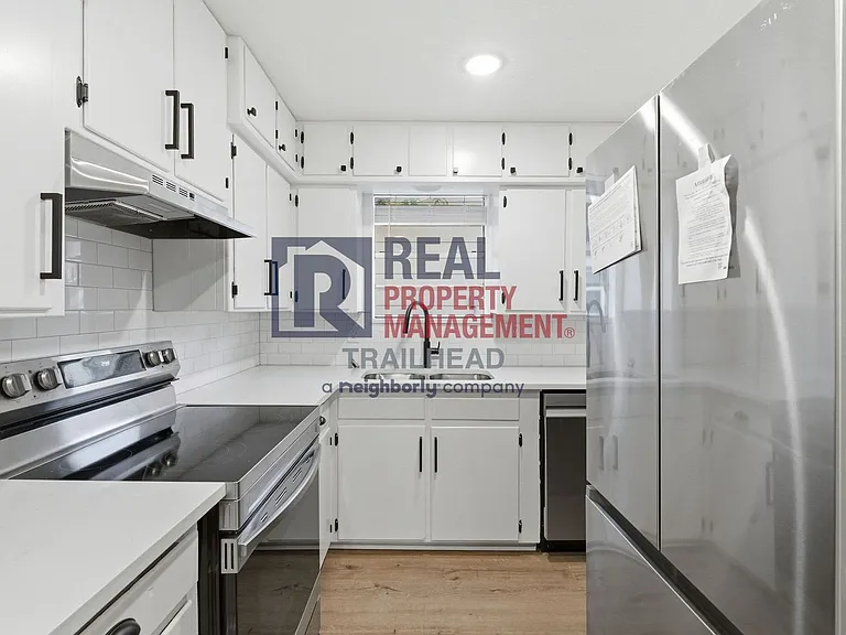1040 N Clinton St — Photo 8