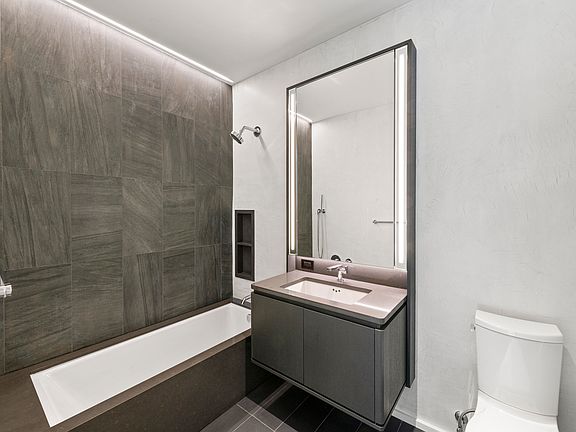 4th image of 77 Charlton St #N5g