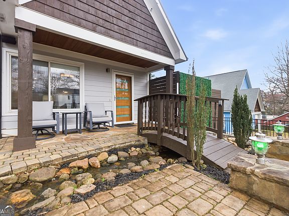 4th image of 376 Roy St SW