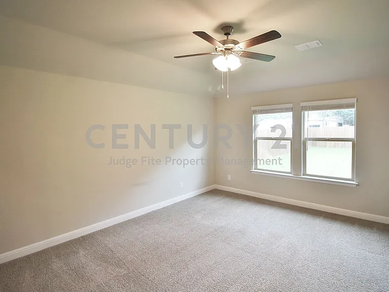 1449 Bennett Dr — Photo 6