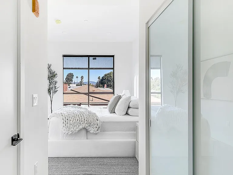 14755 Burbank Blvd — Photo 21