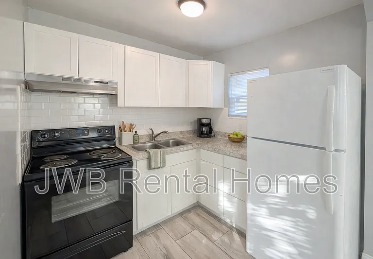 6135 Lynnwood Ave #A — Photo 2