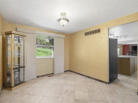 5th image of 720 Blueberry St