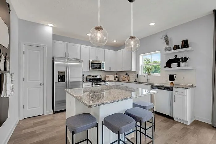 5 bed, 3.0 bath, 2081 sqft, $2,495 — Photo 2