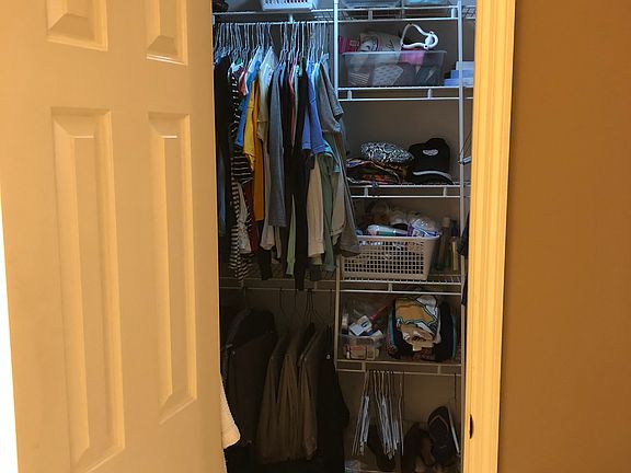 Walk-in closet 