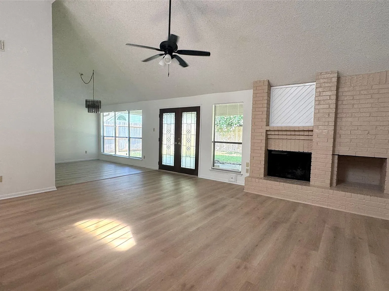 3 bed, 2.5 bath, 1847 sqft, $2,300 — Photo 2