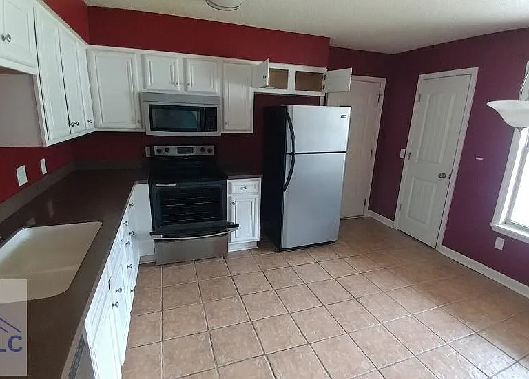 806 Malibu Dr — Photo 3