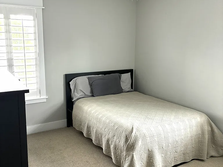 Upstairs bedroom, Full Bed