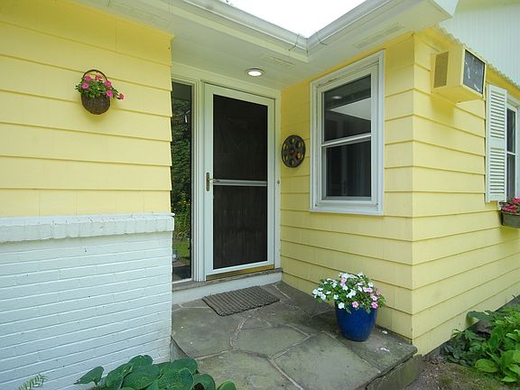 2nd image of 36 Russell St