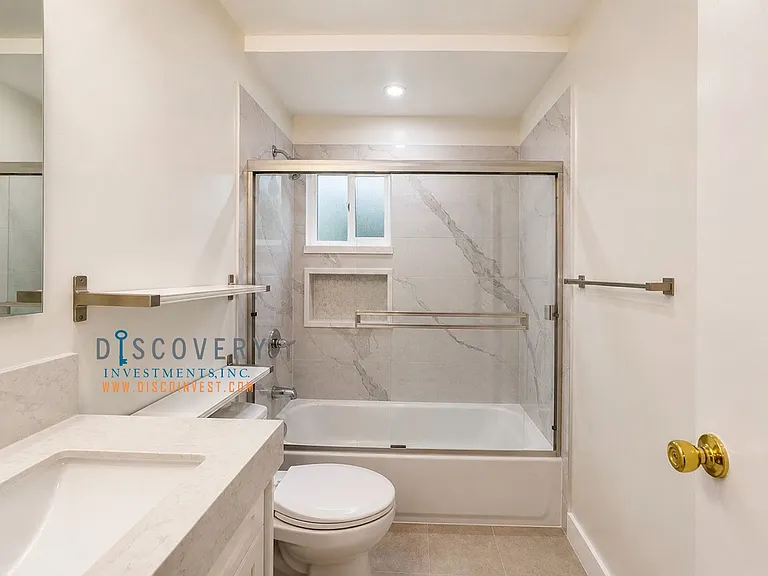Bancroft Ave. 562 — Photo 20