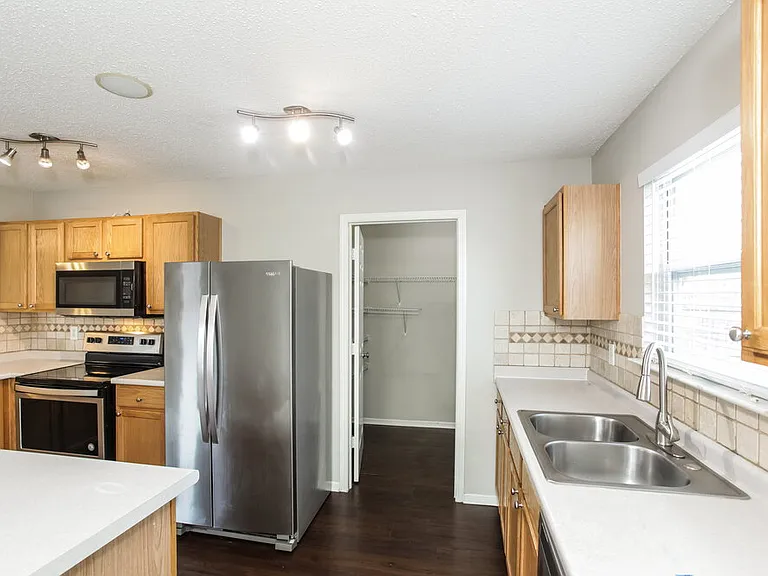6906 W Dover Pl — Photo 7