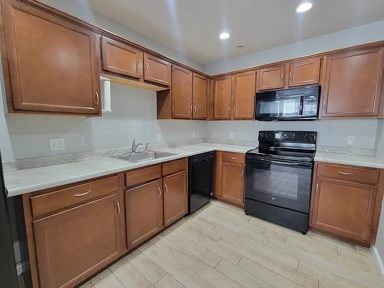 70 Oak Street Ext #3E — Photo 7