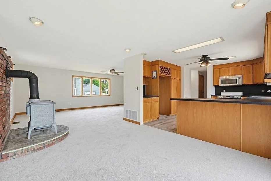 3 bed, 2.5 bath, 2490 sqft, $3,900 — Photo 2