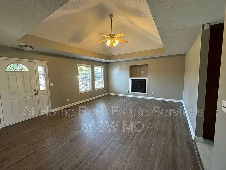 1132 S Ventura Ave — Photo 2