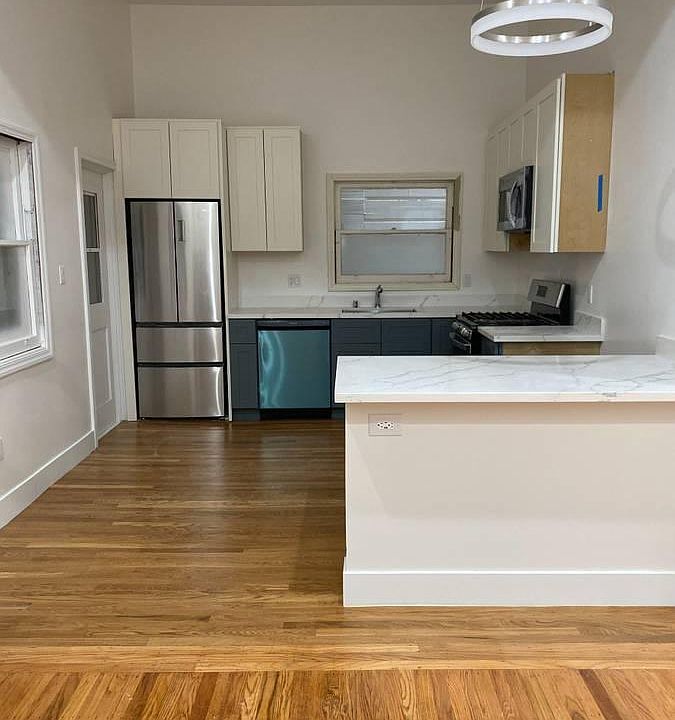 1st image of 1048 Valencia St