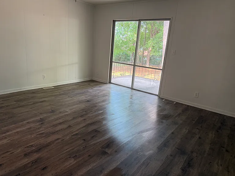 207 Deerwood Cir — Photo 4