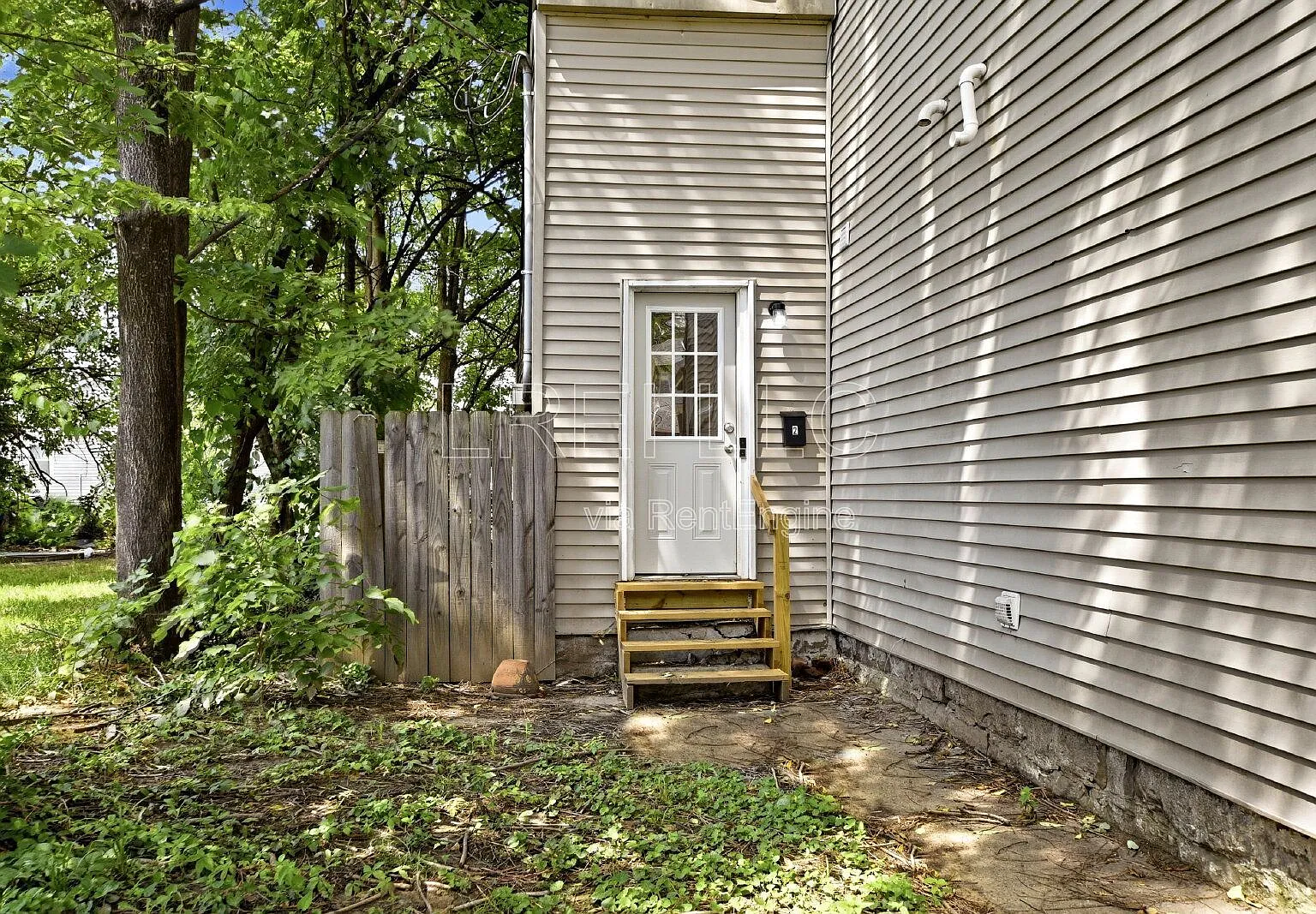 2 bed, 1.0 bath, 800 sqft, $825 — Photo 2