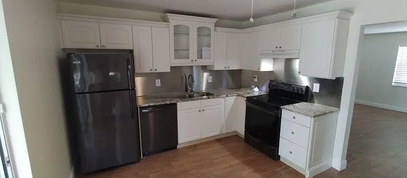 2 bed, 1.0 bath, 812 sqft, $1,800 — Photo 3