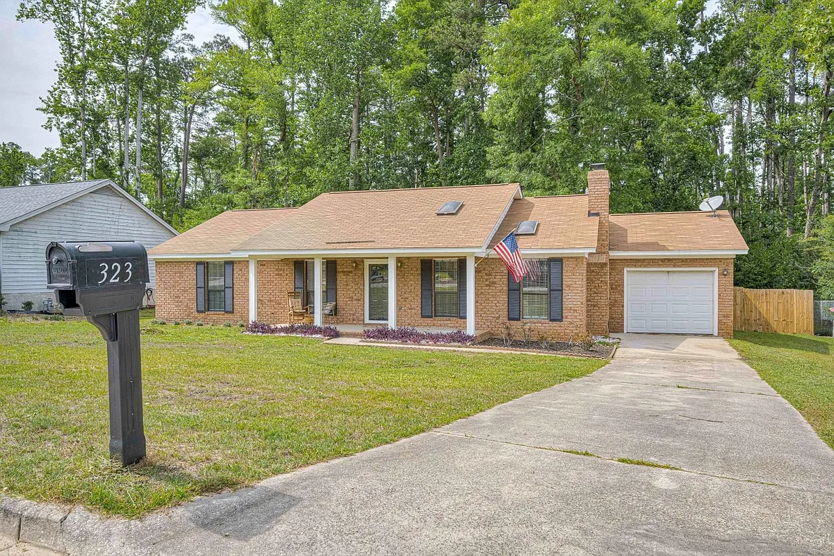 Building Photo - 323 Forest Ct