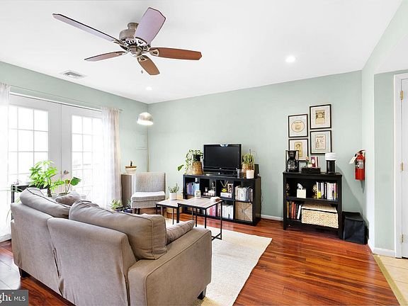 4th image of 1138A South St #B