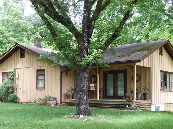 8 Carl Chastain Rd, Clayton, GA 30525