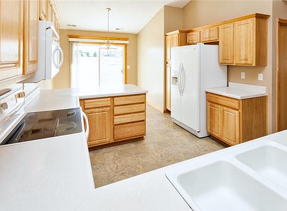 4th image of 905 8th Ave NW