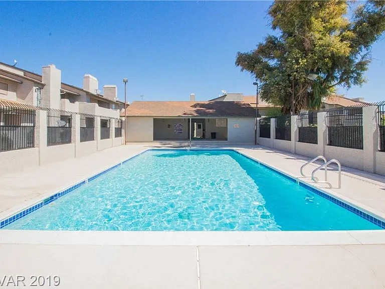 2961 Country Manor Ln — Photo 2
