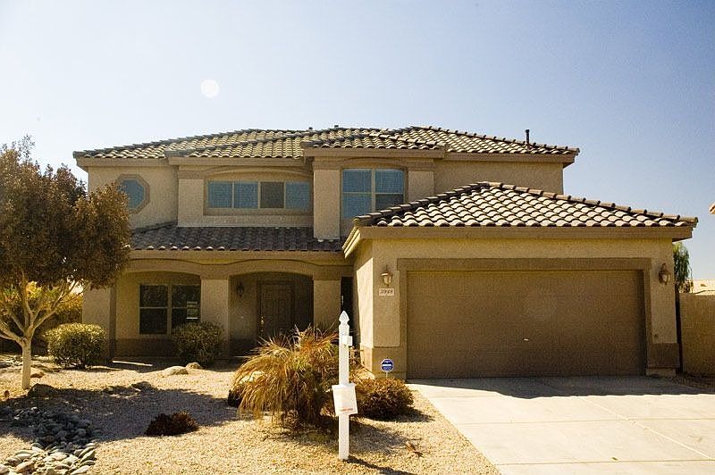 Welcome home to 3948 S. Moccasin Trail.