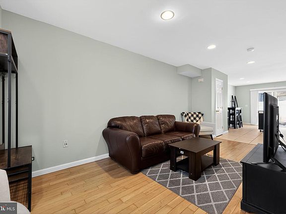 5th image of 2314 E Cabot St