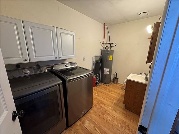 3rd image of 315 Evergreen Dr