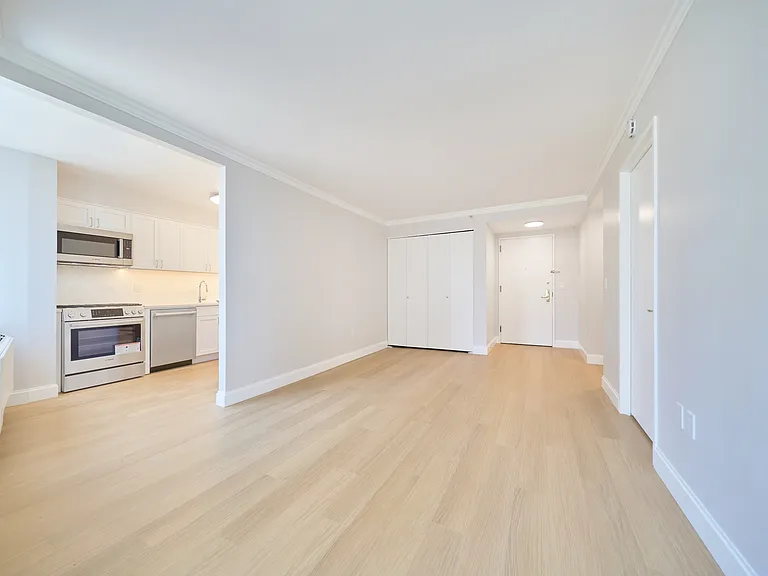 160 Riverside Blvd #8D — Photo 5
